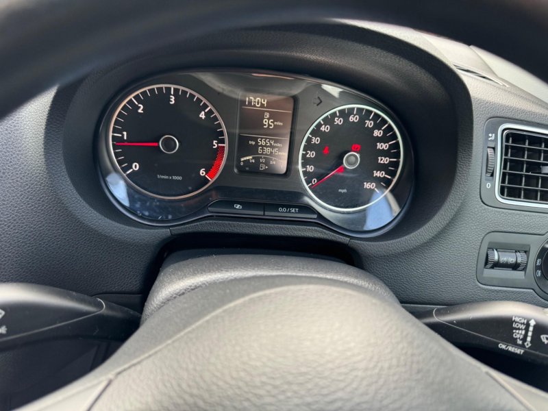 VOLKSWAGEN POLO