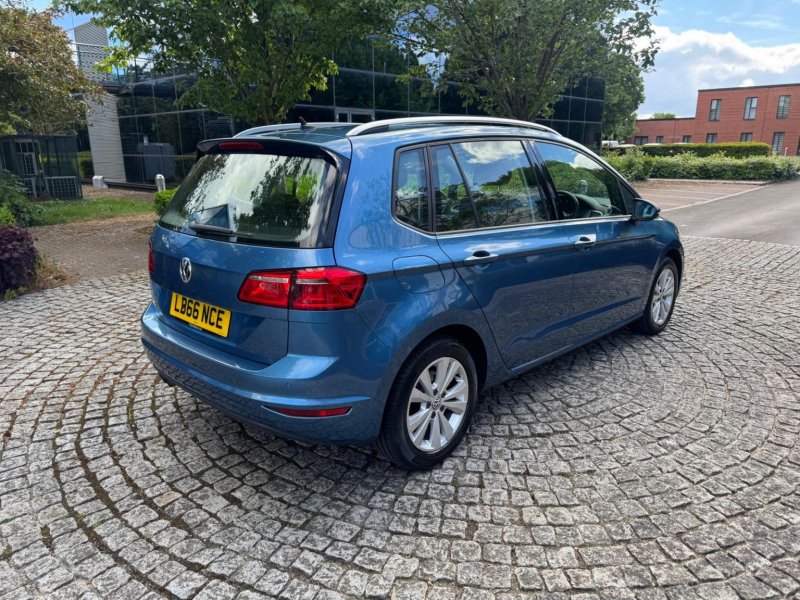 VOLKSWAGEN GOLF SV
